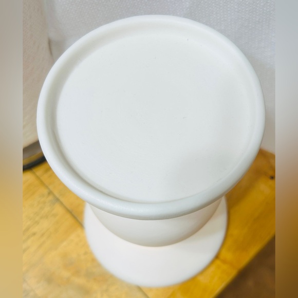 Porcelain pedestal lighted candle holder. Pink roses with green leaves. - Picture 3 of 4